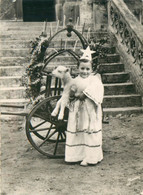 Les Baux De Provence * Enfant Pour Noël Devant L'église - Les-Baux-de-Provence