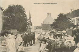 Locquirec * La Procession Des Voeux Dans Une Rue Du Village * Coiffe * Fête Religieuse - Locquirec