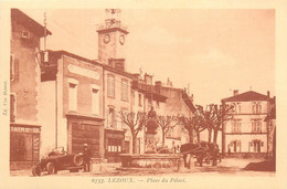 Lezoux * La Place Du Pilori * Automobile Voiture Ancienne - Lezoux