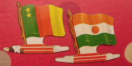 2 Plaquettes Drapeaux L'Alsacienne Afrique Cameroun Niger ... Drapeau. Lot 16 - Plaques En Tôle (après 1960)