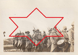 Photo 1916 KOKSIJDE (Coxyde) - Camp Jeanniot, "défilé De La Clique", Soldats Français (A243, Ww1, Wk 1) - Koksijde