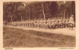 CPA Militaire - Manoeuvres - Infanterie - Le Régiment En Marche - Animée - Tambour - Impr. D'Art Helias - Manoeuvres