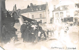 Beaumont Sur Sarthe    72        Une Vue De La Foire     - 2 - .  Carte Photo Etat Moyen Coin Manquant    (voir Scan) - Beaumont Sur Sarthe