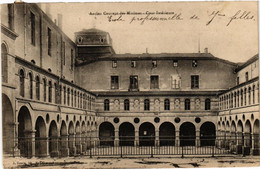 CPA MONTBRISON ? - Ancien Couvent Des Minimes - Cour Intérieure (487676) - Montbrison