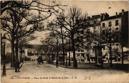 CPA LYON-VAISE - Place De Paris Et Entrée De La Gare (442299) - Lyon 9