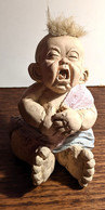 Figurine Vintage Gros Bébé Chinois Qui Pleure En Résine - Caraffe