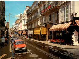 Vichy * La Rue Georges Clémenceau * Grande Rue Commerçante * Automobile Voiture Ancienne Renault 5 - Vichy