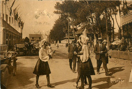 Les Sables D'olonne * Rue Vers Le Casino Des Pins * Coiffe * Automobile Voiture Ancienne - Sables D'Olonne