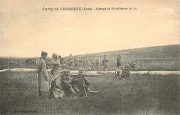 CPA Militaire - Matériel - Camp De Sissonne - Aisne - Groupe De Mitrailleuses Au Tir - Ruel Jeuse Phot. Edit. - Animée - Matériel