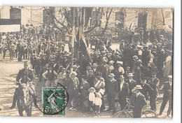 CPA 54 Longuyon Carte Photo Un Jour De Fête Devant La Gare - Longuyon