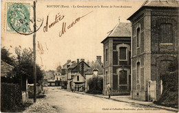 CPA ROUTOT - La Gendarmerie Et La Route De PONT-AUDEMER (392719) - Routot