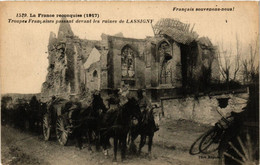 CPA Troupes Francaises Passant Devant Les Ruines De LASSIGNY (377182) - Lassigny