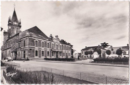65. Pf. VIC-BIGORRE. L'Hôtel De Ville Et La Poste. 460-1 - Vic Sur Bigorre