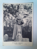 Cpsm Paris. Etienne Pernet.Statue Du Fondateur Des Petites Sœurs De L'Assomption Maison Mère 57 Rue Violet, Paris XVe - Statues