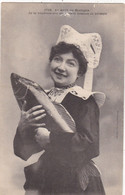 1er AVRIL. CPA. 1er AVRIL EN BRETAGNE. JEUNE FEMME ET POISSON.  " Je Te Voudrais Sur Mon Coeur Comme Ce Poissoin " - 1er Avril - Poisson D'avril