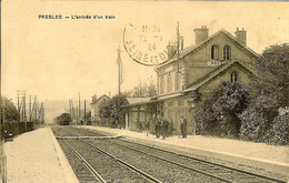 95 PRESLES LA GARE LES VOYAGEURS SUR LE QUAI LE TRAIN ARRIVE - Presles