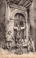 Algérie - Enfants Arabes à La Porte De 1924la Maison - Niños