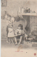 FANFARE A NOËL. Lendemain De Noël Enfants Devant Cheminée Jouant De La Musique : Tambourin, Trompette, Guitare, Tambour - Giochi, Giocattoli