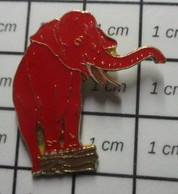 810i Pin's Pins / Beau Et Rare / ANIMAUX / GRAND PIN'S ELEPHANT ROUGE Par EUROCLIMAT - Animaux