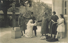 191122C - CARTE PHOTO COUTAUDIER - 69 AMPLEPUIS - Scène De Théâtre Dans  La Cour Infirmière Casque à Pointe - Amplepuis