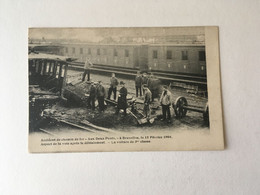 Bruxelles   Accident De Chemin De Fer Aux Deux Ponts  13 Février 1904 La Voiture De 3me Classe - Transport Urbain En Surface