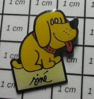 3122 Pin's Pins / Beau Et Rare / ANIMAUX / CHIEN JAUNE DESSINE PAR SINE - Animaux