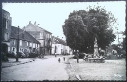 ► Cpsm JUSSEY -70. Entrée Du Village Animation Citroen Traction  Fontaine - Avenue De La Libération Bromure Noir & Blanc - Jussey