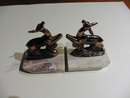 2  Serres-Livres En Bronze  :Biches Et  Socle En Marbre Rose - Bronzi