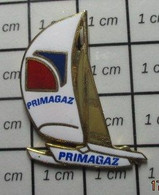 3122 Pin's Pins / Beau Et Rare / SPORTS / VOILE TRIMARAN PRIMAGAZ Par BADGES IMPACT - Sailing, Yachting