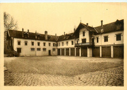 Garches * La Cour De L'institut Pasteur * établissement Médical - Garches