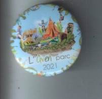 Broche Ronde Couleur épingle Au Dos - L ' Aven En Parc 2021 - Photo Des Jeux Du Parc D' Attraction Situé En Bretagne - Broches