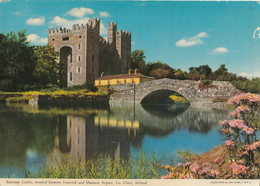 Bunratty Castle Between Limerick And Shannon Airport , Big Size Postcard - Clare