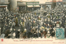 Le Puy En Velay * La Place Du Plot Un Jour De Foire , Marché Aux Provisions De Ménage * Villageois - Le Puy En Velay