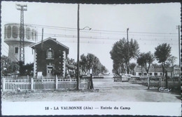 ► LA VALBONNE (Ain) Château D'Eau De L' Entrée Du  Camp Militaire , Voies SNCF Et Barrières Chemin De Fer - Watertorens & Windturbines