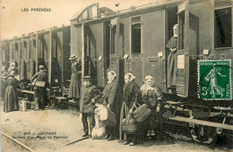 Lourdes * Arrivée D'un Train De Pèlerins * Ligne Chemin De Fer Wagons - Lourdes