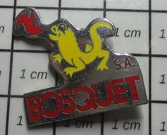 917 Pin's Pins / Beau Et Rare / ANIMAUX / SALAMANDRE JAUNE CRACHANT LE FEU BOSQUET - Animaux