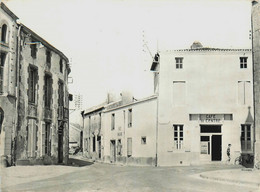 Mortagne Sur Sèvre * Place De L'église , Le Café Du Centre & Le Café SOULARD - Mortagne Sur Sevre