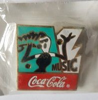 Pin' S  éclairant  Musique, Boisson  COCA - COLA  MUSIC - Coca-Cola