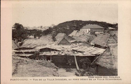 PORTO-NOVO    ( AFRIQUE  DAHOMEY )   VUE DE LA VILLE INDIGENE ,  AU FOND  DEBUT DE LA VILLE EUROPEENNE - Dahomey