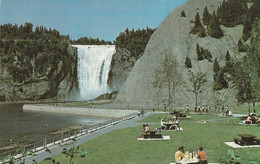 Endroit Ideal Pour Un Pique-nique Au Pied De La Chute Montmorency, Quebec A Picnic At The Foot Of Montmorency Falls - Montmorency Falls