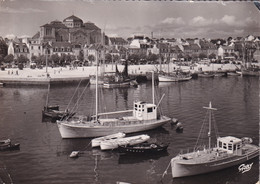 A21786 -  CONCARNEAU Finistere Le Port Et L'Eglise Fishing Boat France Post Card Used 1957 Stamp Republique Francaise - Pêche