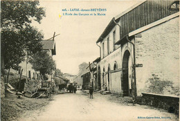 Laval Devant Bruyères * L'école Des Garçons Et La Mairie * Villageois - Sonstige & Ohne Zuordnung