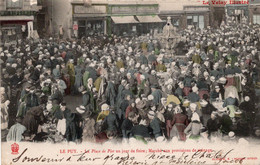 Le Puy Place De Plot Un Jour De Foire Marché Aux Provisions De Ménage COMMERCE Commestibles - Fairs