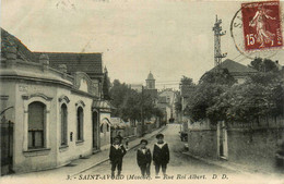 St Avold * La Rue Roi Albert * Villageois - Saint-Avold