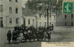 Charolles * école Supérieure De Jeunes Filles * La Cour Intérieure * Groupe D'enfants Classe - Charolles