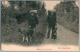 DOUANIERS DEPART POUR L'EMBUSCADE CHIENS DOUANE FRONTIERE GENDARME GUERRE POLICE CUSTOM OFFICERS & DOG CPA - Douane