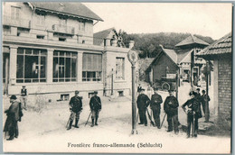 FRONTIERE 1909 FRANCO ALLEMANDE SCHLUCHT DOUANES ANIMATION DOUANIERS GENDARMES AUTOBUS VOYAGEURS (88) VOSGES CPA - Douane