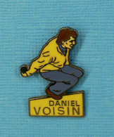 1 PIN'S // ** DANIEL VOISIN JOUEUR DE PÉTANQUE FRANÇAIS / 29.01.1939 / 19.04.2020 ** . (Alpes Trophées) - Boule/Pétanque