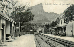 Clelles * La Gare Du Village Et Le Mont Aiguille * Ligne Chemin De Fer - Clelles