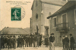 Ruffieux * Place De L'église Et Sortie De La Messe * Villageois - Ruffieux